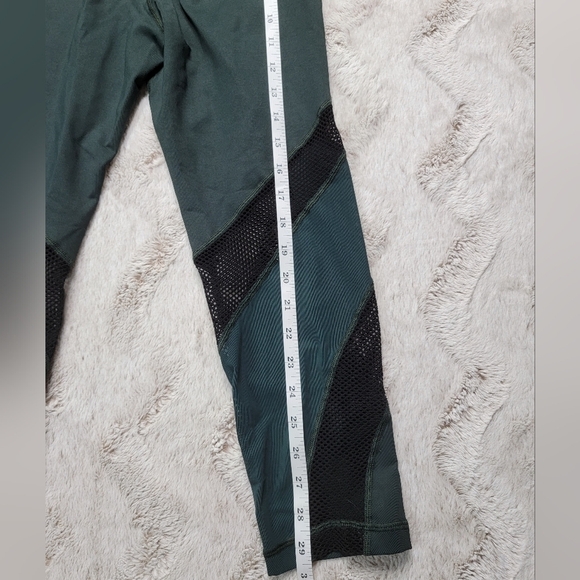 ✨️CL ViaMia Forest Green Black Mesh Accent Cropped Leggings Size S - Picture 11 of 14